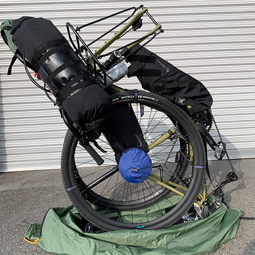 【輪行手順】⑭輪行袋を広げ、底の印刷のとおりに自転車を置きます